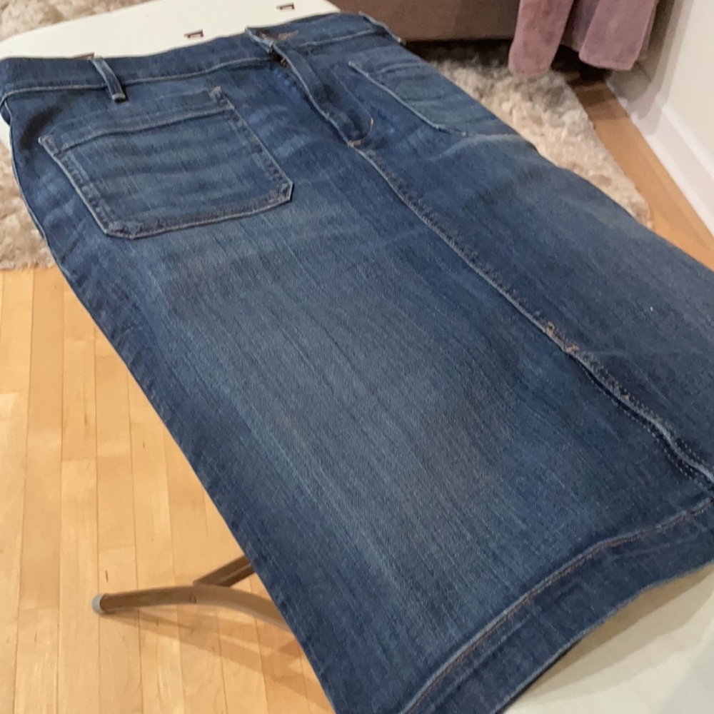 Denim Skirt. Flat pockets. Cool tint.